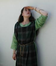 Vlasy mam delsi a asi by byla i skoda je schovavat do drdolu (navic se mi to nelibi).