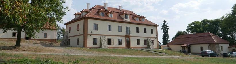 The place: Ekofarma Skřivaň - místo obřadu, rautu, večírku..vše na jednom místě v nádherné krajině nedaleko Berounky.