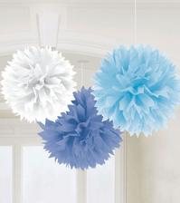 Pom poms. Bílé, bledě modré, modré. Budou doplněné papírovými lampióny.