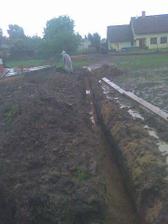 upršený červen 2009 v tomhle marasu jsme pokládali přípojky