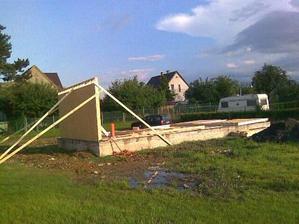 9.7.09 dřevostavba zahájena skončen1.den
