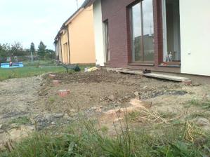 pracujeme na terenu okolo domu, to bude ještě na dlouho, zatím náznak terasy