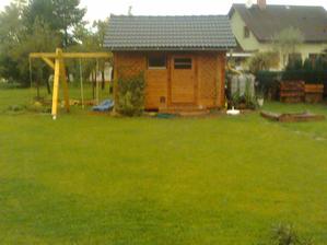 podzim 2012 přibyla houpajda a pískoviště