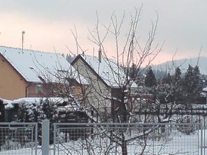 30.11.2010 První sníh - zimní pohled od cesty, ten druhý je náš, trochu je vidět pergola