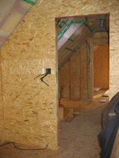 10.2.2010 pohled z koupelny do chodby,
dokončilo se obložení obvodových stěn OSB deskami, čeká se na počasí a zalití podlahy v přízemí anhydritem