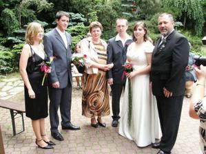 Před obřadem v zahradě