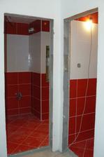 Pohľad od vchodových dverí, z chodby .. dvere do kúpeľňe a WC už máme vybraté, už len ich objednať :)