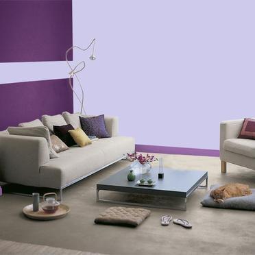 Luxus vo fialovej - energická stena v pozadí skrotená prírodnými odtieňmi