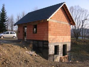 instalované protikočičí a protipsí zabezpečení - nevím co je na tom čerstvém betonu tak láká