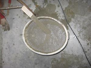 namíchaná barva na nátěr stropu a stěn 1.PP garáže - odstín cementová šeď (recepis do 10 l vody 10 kg cementu a 1 kg duvilaxu)