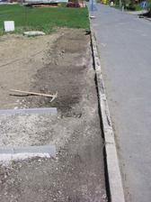 vykopat staré obrubníky - soudruzi betonem nešetřili - někde byl šířky a hloubky půl metru