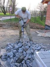 něktré staré rozbít na makadam (sbíječka váhy cca 18 kg měla co dělat - nejdřív ty stalinovské základy obrobníků a teď samotné obrubníky)
