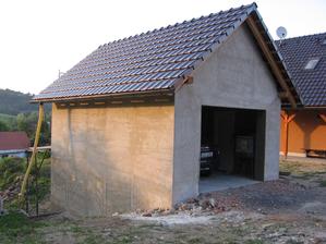 a garáž už není nahatá