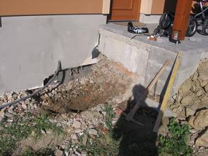 další akcička - schody do domečku - nejdřív výkop