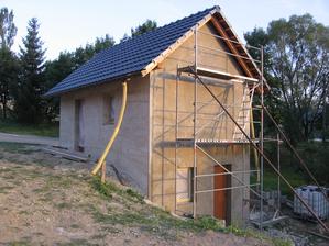 dokončená hrubá omítka na garáži