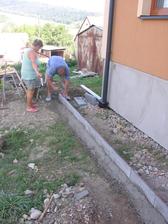 zahájení osazování obrubníků