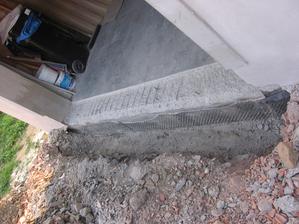 za nevyřešený detail napojení hydroizolace bych si najradši nafackoval - no nic flexú vyřezat - majzlíkem vymlátit ven (jen asi 5 hodin sekání a mlácení do majzlíku z plné mé olbřímí síly - za tu doby sa majzlík o průměru 1,2 cm zkrátil o 1 cm)