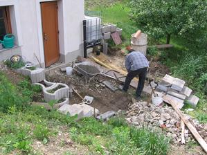 začínáme se vstupem a schůdky ke sklepu v garáži