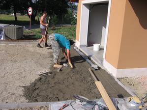 osadit odvodňovací žlab před vjezd...