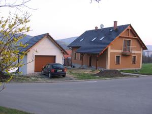 jaro s dárečkem (ježíškovi to neurvalo záda a přinesl nám garážová vrata)