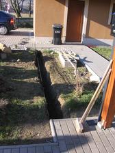 konečně sluníčko svítí, takže můžeme dále pokračovat - vykopaný základ pro plot mezi domečkem a garáží