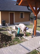 a už se osazuje první tvárnice pro základ plotu