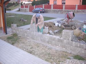 a už nový ploteček pod vedením pana tchána roste...