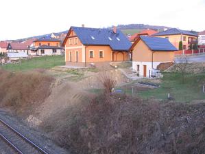 foto potom - uhrabán svah a nasazeno asi tak 60 šeříků - to je to šúdí na levé straně