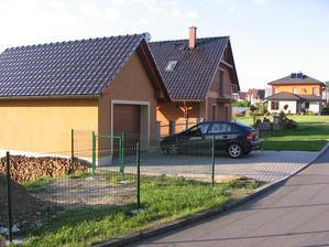 pokračuju v budování plotu - plotové panely
