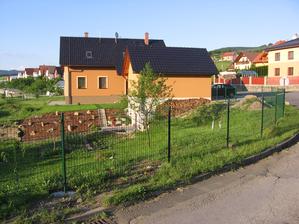 hotová část oplocení z plotových panelů (nechce někdo tu hromádku hliny vpravo? Co s tím mám furt dělat? Asi dám do mražáku...)