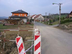 trochu jsme zametali, trochu hrabali a sadili sousedům trávník