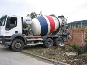 tak nám přivezli beton do věnců (ručně v kýblech cca 4,0 m3)