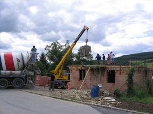 chlapi čekajú na beton