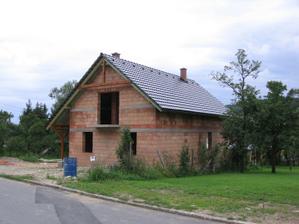 hotová střecha (ještě ale chybí střešní okna)