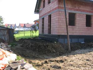 tady bude jednou terasa a schůdky z obýváku