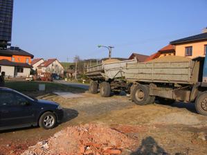 návoz písku na stavbu (cca 14 m3)