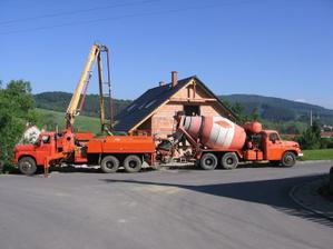 16.5.2011 7:00 ráno - dorazili stroje (vzhledem ke stáří - díky Bohu)