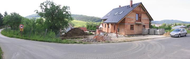 24.květen - domeček po výkopu garáže - nezdá se to, ale je tam díra jak do p.... (ano do pekla)