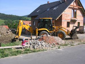 stavební dozor má pevně v rukou (ten šátek co má na hlavě má po pra pra babičce)