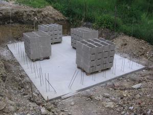 odšalováno a navezený materiál - tvárnice ztraceného bednění T30 (kdyby sa to tak dělalo, jak sa o tom lehko píše)