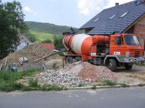 příjezd betonu na prvních pět řad (5,0 m3 C12/15)