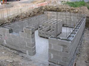 zabetonováno + nachystaný další materiál na sobotní vyzdívku