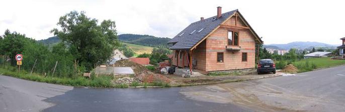 24. červen - domeček s kamarádkou garáží, která pomalu vykukuje ze země