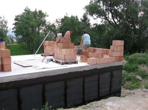 vyzdívky garáže v plném proudu - rodiče mojí manželky v plném nasazení