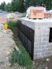 konečně přeje počasí - hydroizolace kolem garáže - made in já