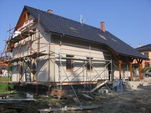 osazené parapety u oken a provedený glet na fasádě - už se čeká na barevný kabátek