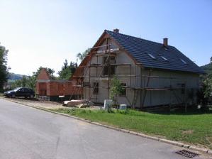 uhrabáno, uklizeno na neděli (domeček v zákrytu s garáží)