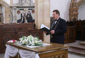 kamarád se kvůli naší svatbě nechal v pátek před svatbou zplnomocnit, aby nás mohl oddat.... veliké překvápko.. děkujeme