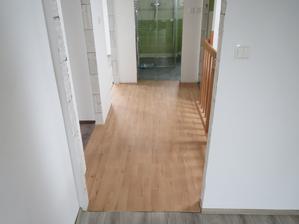 vyměněná podlaha na chodbě