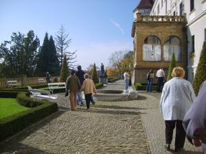 nádvoří u zámku Konopiště